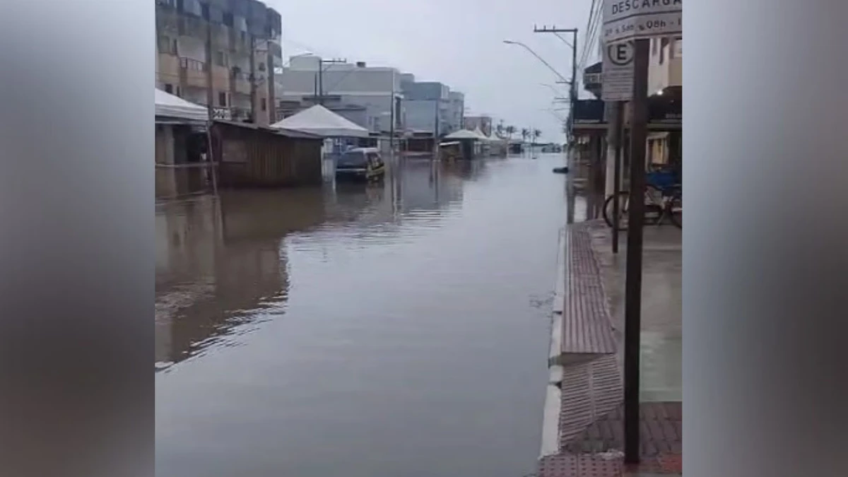 Após forte chuva, avenida principal de Guriri tomada pela água nesta quinta-feira (8)