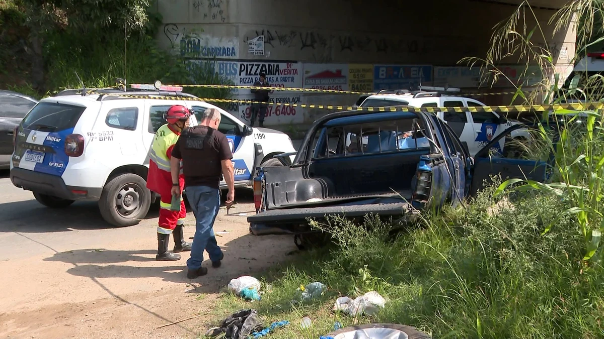 Após ser alvo de tiros, motorista perdeu o controle e carro caiu em ribanceira no bairro Nova Brasília