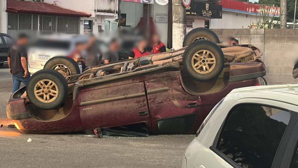 Câmera registra acidente com carros em cruzamento de Linhares