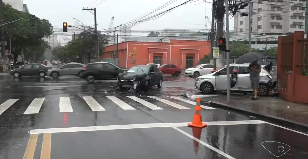 Carros colidem na avenida Leitão da Silva