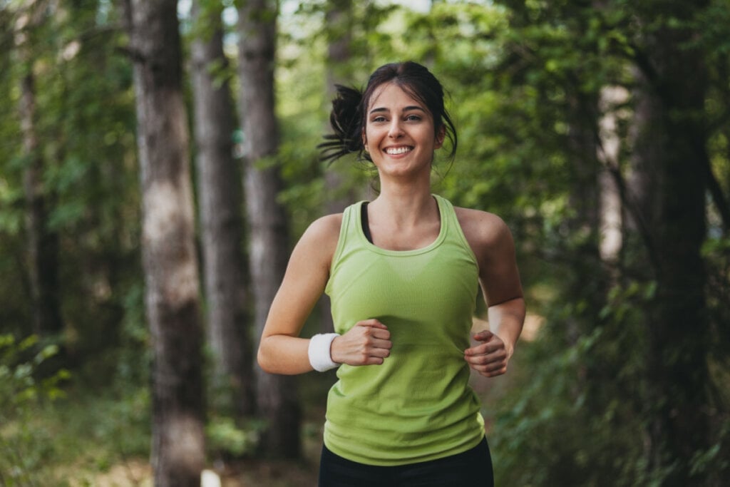 A corrida pode ajudar a prevenir doenças cardiovasculares e ósseas (Imagem: Suteren | ShutterStock)