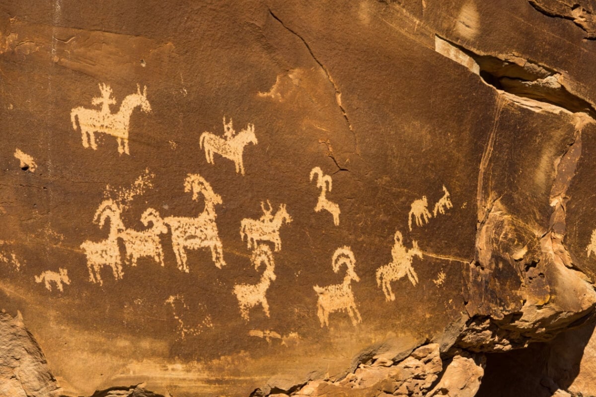 Pinturas rupestres são marco visual da Pré-História (Imagem: Shchekoldin Mikhail | Shutterstock)