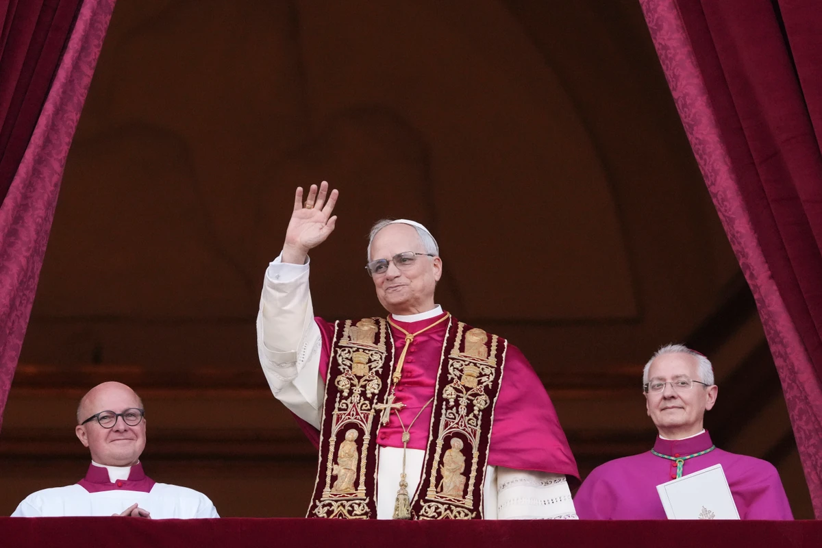 O cardeal americano Robert Prevost, de 69 anos, recém-eleito Papa Leão XIV,  aparece na sacada da Basílica de São Pedro, no Vaticano