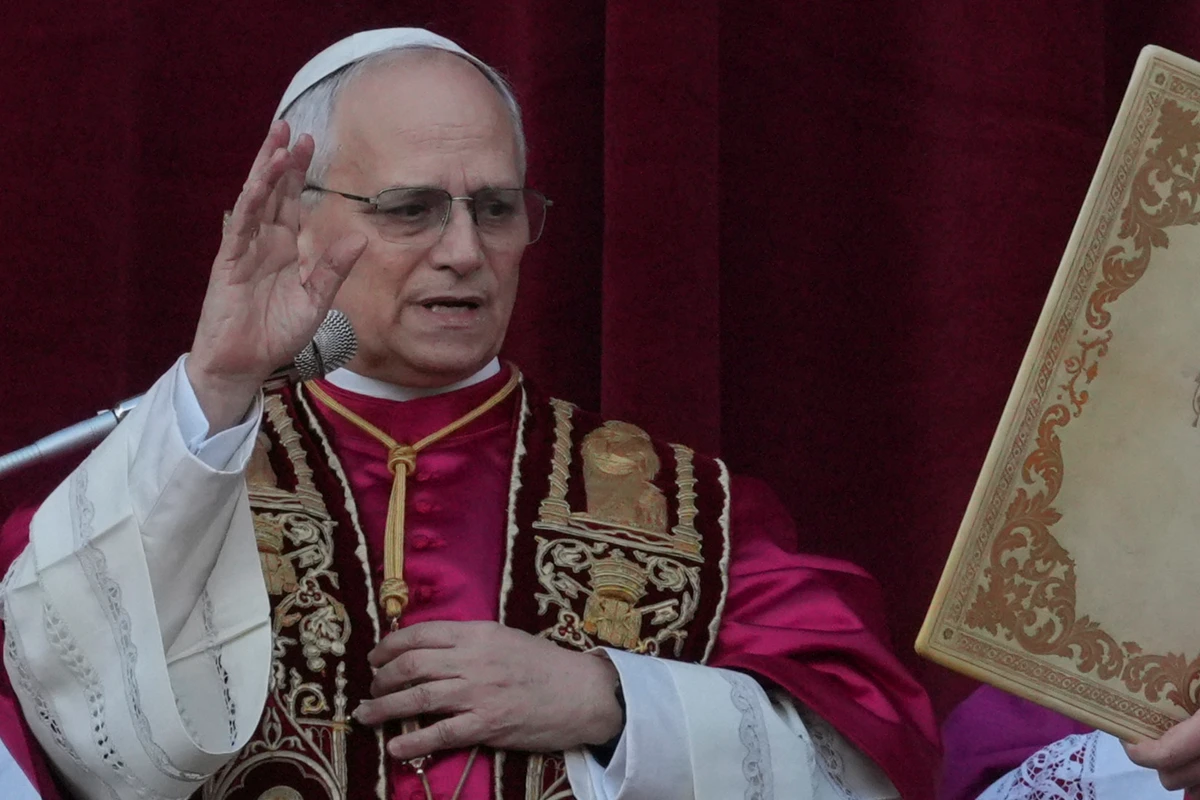 O cardeal americano Robert Prevost, de 69 anos, recém-eleito Papa Leão XIV, aparece na sacada da Basílica de São Pedro, no Vaticano