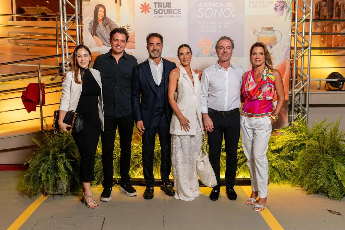 O casal Edna Lemos e Patrick Schilte, CEO da True Source, o médico Victor Sorrentino e a esposa Kamila, e o casal Michel Giordani e Cris Prado