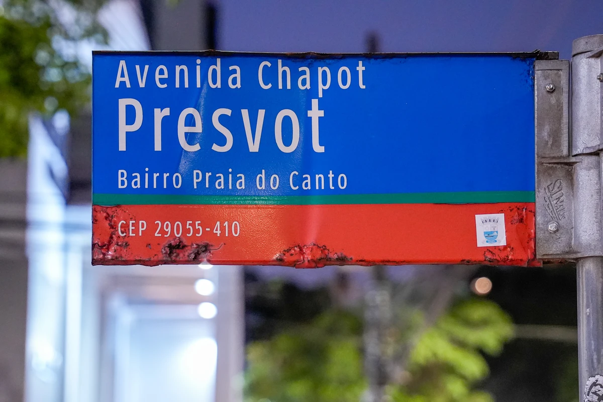 Placa de identificação da rua Chapot Presvot na Praia do Canto por Vitor Jubini
