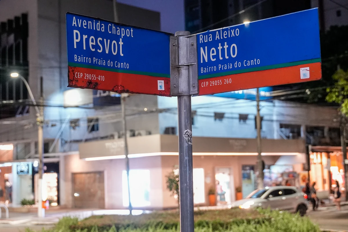 Placa de identificação da rua Chapot Presvot na Praia do Canto por Vitor Jubini