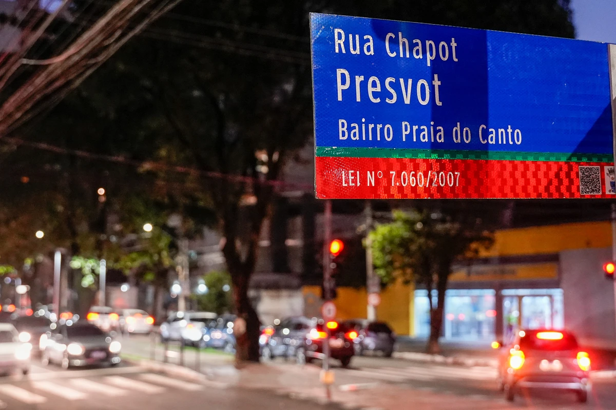 Placa de identificação da rua Chapot Presvot na Praia do Canto por Vitor Jubini