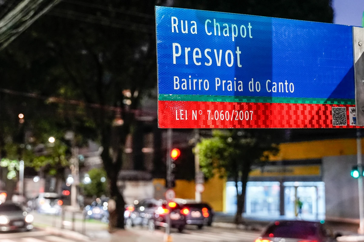 Placa de identificação da rua Chapot Presvot na Praia do Canto por Vitor Jubini