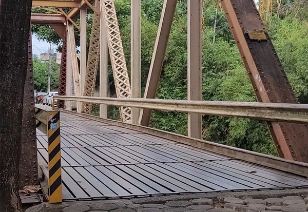Ponte Agenor Alves, também conhecida como ponte de ferro 