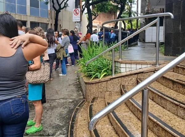 Trabalhadores enfrentaram fila para evitar o desconto de taxa no salário pelo Sintrasades