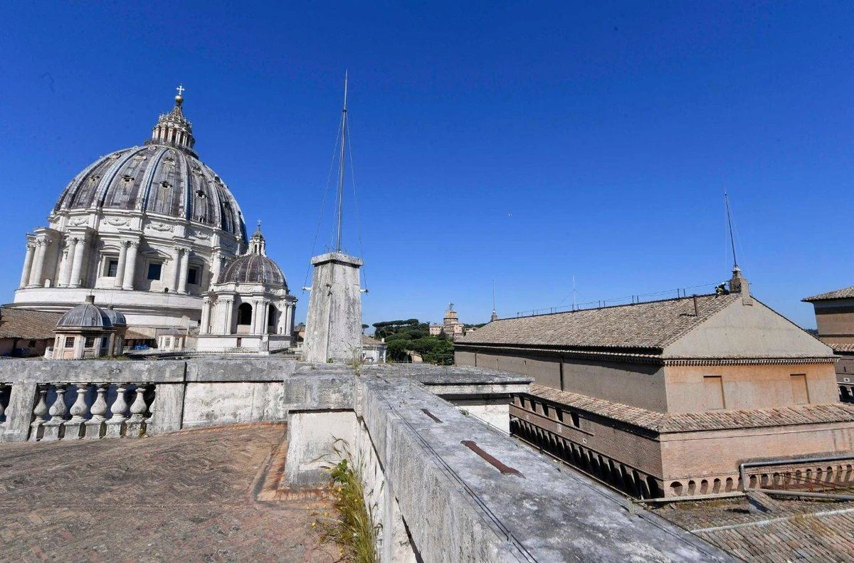 Vista da Capela Sistina à direita na foto 