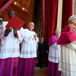 Traje escolhido lembra mais o de Bento 16 do que de Francisco. Contudo, as primeiras palavras do pontífice parecem indicar que as reformas do papa argentino continuarão.