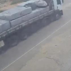 Segundo a PM, o acidente aconteceu porque o motorista desviou para não bater em um carro que estava na frente dele
