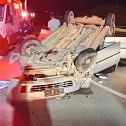 Um carro bateu na traseira de um caminhão e capotou em seguida, segundo informações da Polícia Militar; os quatro feridos apresentaram lesões leves