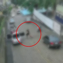 Polícia pediu a prisão de suspeito de 32 anos, após imagens de uma câmera de segurança flagrarem ele agredindo a companheira