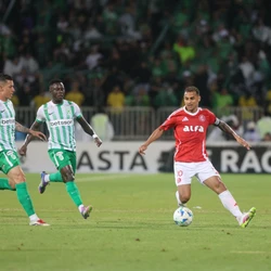 O Atlético Nacional fez valer a força de sua torcida em um lotado Atanasio Girardot, venceu o Internacional por 3 a 1 e embolou de vez o Grupo F da Libertadores