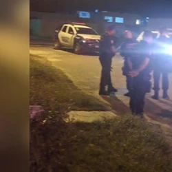 Segundo informações da Guarda Municipal de Itapemirim, populares contaram que o suspeito seria o ex marido da vítima, que fugiu de moto após o crime