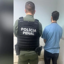 Profissional admitiu que recebia dinheiro dos familiares dos presos para entregar cartas dos internos a eles, que eram escritas durante as aulas na Penitenciária de Segurança Máxima 1