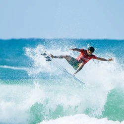 Filipe Toledo brilhou nos minutos finais e garantiu sua vaga nas quartas de final do Gold Coast Pro 2025, disputado em Burleigh Heads, Austrália
