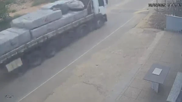 Segundo a PM, o acidente aconteceu porque o motorista desviou para não bater em um carro que estava na frente dele