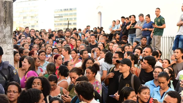 Trabalhadores da área da saúde da Grande Vitória têm enfrentado filas e confusão devido à cobrança dos valores do sindicato da categoria; advogados apontam caminhos para a garantia do direito de oposição à cobrança