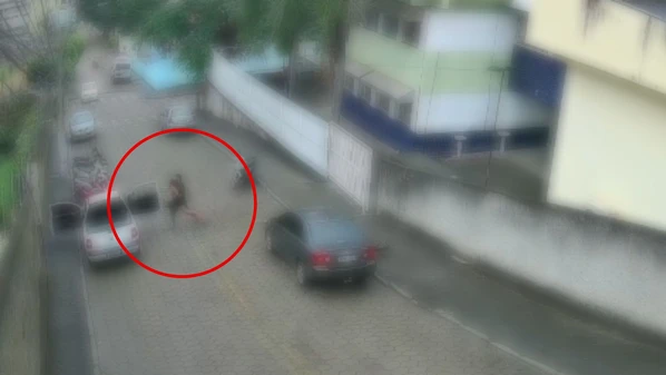 Polícia pediu a prisão de suspeito de 32 anos, após imagens de uma câmera de segurança flagrarem ele agredindo a companheira