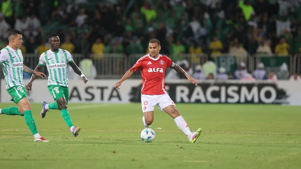 O Atlético Nacional fez valer a força de sua torcida em um lotado Atanasio Girardot, venceu o Internacional por 3 a 1 e embolou de vez o Grupo F da Libertadores