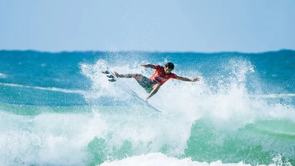 Filipe Toledo brilhou nos minutos finais e garantiu sua vaga nas quartas de final do Gold Coast Pro 2025, disputado em Burleigh Heads, Austrália