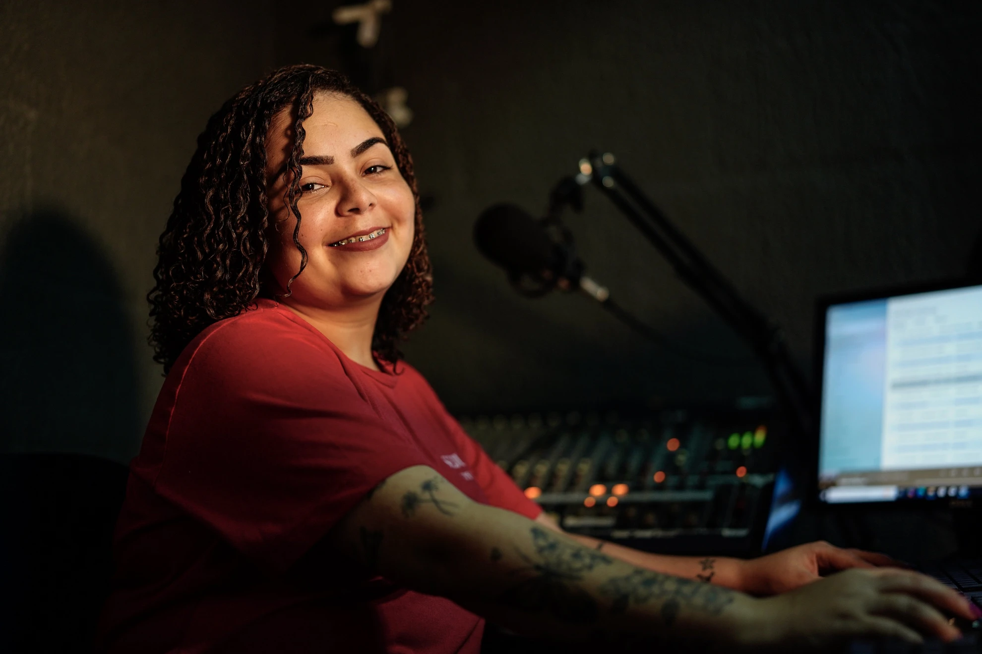 Adrielly Alves trabalha na rádio do presídio. Crédito: Fernando Madeira