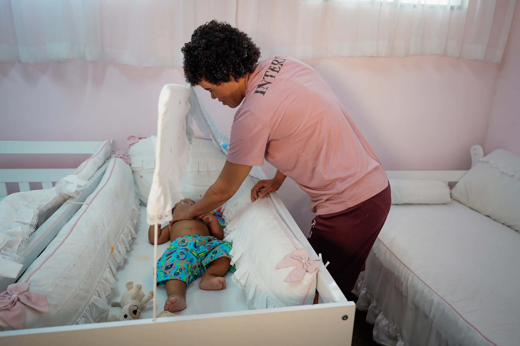 Eliadina e o filho no alojamento materno-infantil de Cariacica. Crédito: Fernando Madeira