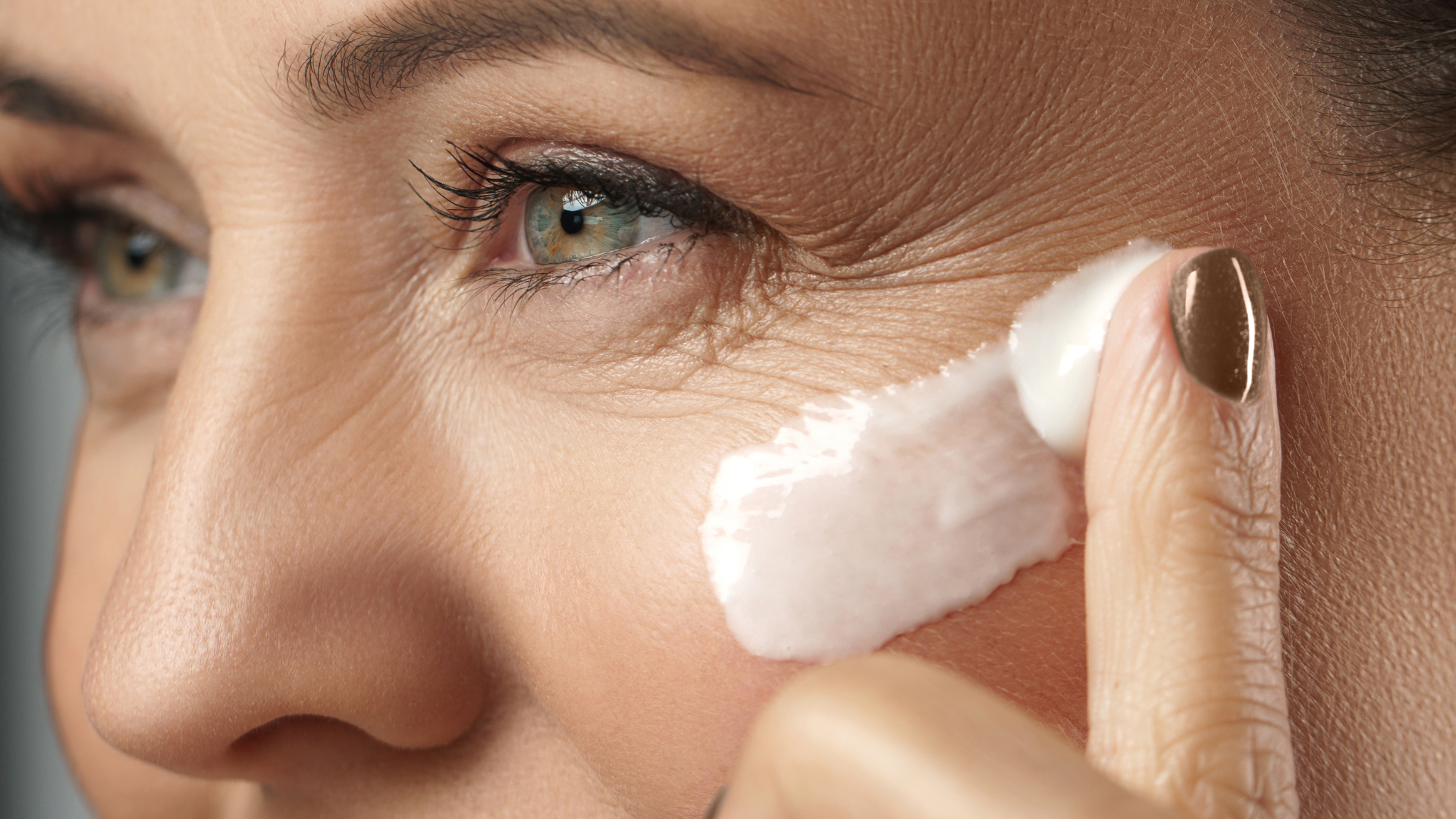 Especialista tira dúvidas sobre o uso de cremes antissinais. Veja ativos, idade certa para começar o skincare e dicas importantes. Crédito: Canva