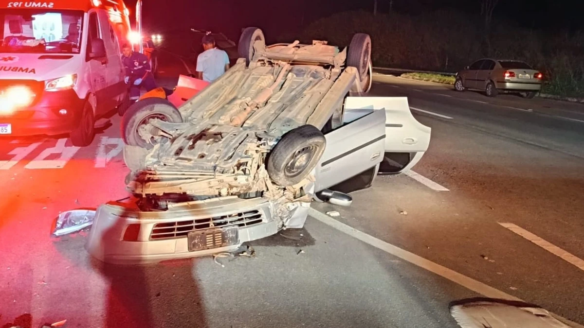 Caminhão e carro se envolvem em acidente e quatro pessoas ficam feridas em Cachoeiro 