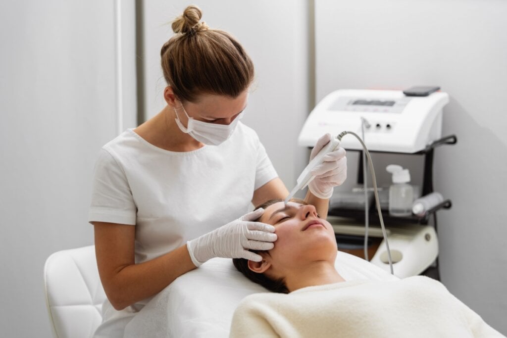 Modelos educacionais que oferecem a possibilidade de praticar em ambientes reais favorecem a confiança e a experiência dos alunos (Imagem: Rovsky | Shutterstock)