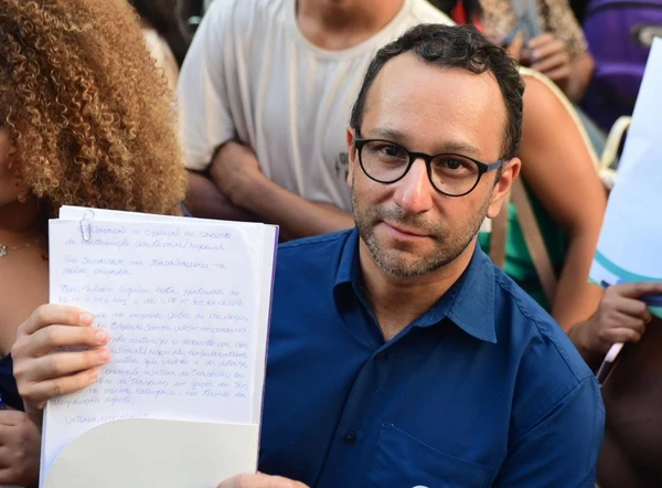 Trabalhadores da saúde enfrentam fila para evitar desconto de taxa sindical por Vitor Jubini