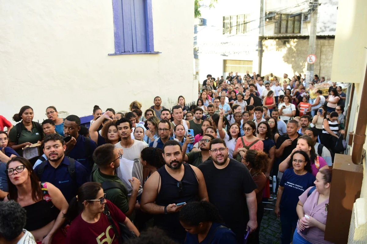 Trabalhadores da saúde enfrentam fila para evitar desconto de taxa sindical por Vitor Jubini