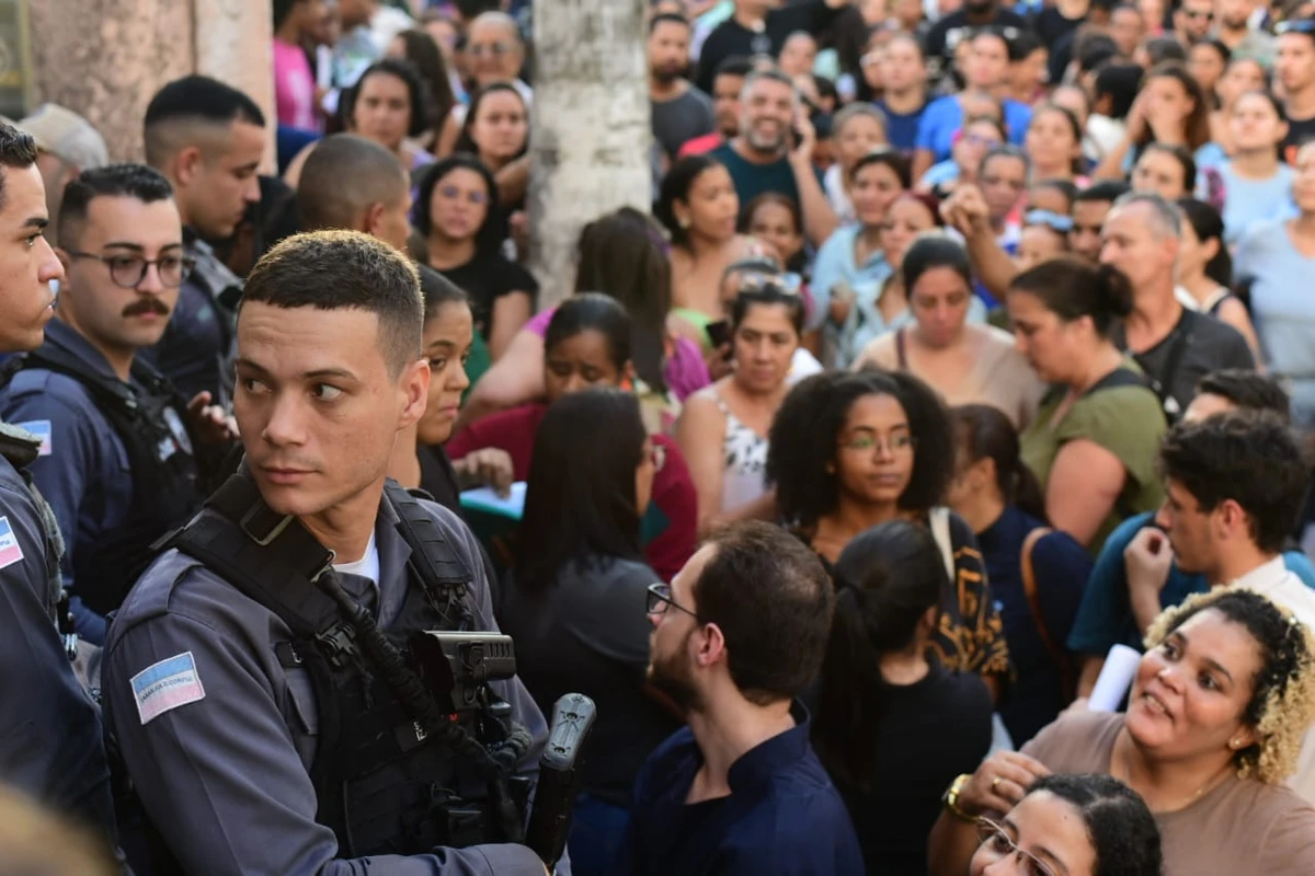 Trabalhadores da saúde enfrentam fila para evitar desconto de taxa sindical por Vitor Jubini