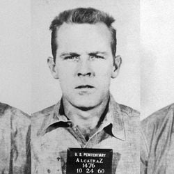 Em 1962, três prisioneiros escaparam da prisão de Alcatraz, nos Estados Unidos, até então considerada inexpugnável. Os prisioneiros nunca mais foram vistos e o caso permanece aberto até hoje.