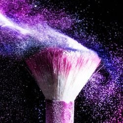 O glitter, apesar de inofensivo à primeira vista, pode alterar a química dos oceanos, prejudicar a vida marinha e contribuir para a poluição por nanoplásticos