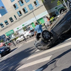 Veículo capotou após ter a roda traseira atingida por outro veículo ao fazer uma conversão da faixa central da avenida para uma rua, no bairro Itararé, na tarde deste sábado (10)
