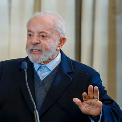 Antes de embarcar para Pequim, presidente diz que esquema de fraude começou a funcionar em 2019 e que sua gestão evitou fazer pirotecnia com investigação