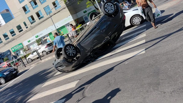 Veículo capotou após ter a roda traseira atingida por outro veículo ao fazer uma conversão da faixa central da avenida para uma rua, no bairro Itararé, na tarde deste sábado (10)