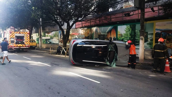 Segundo um dos motoristas envolvidos no acidente, condutor do veículo que capotou estava em alta velocidade e teria avançado o sinal em um cruzamento