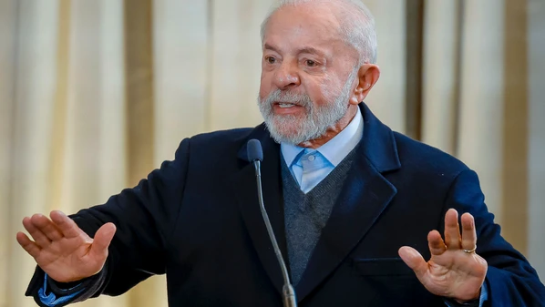 Antes de embarcar para Pequim, presidente diz que esquema de fraude começou a funcionar em 2019 e que sua gestão evitou fazer pirotecnia com investigação