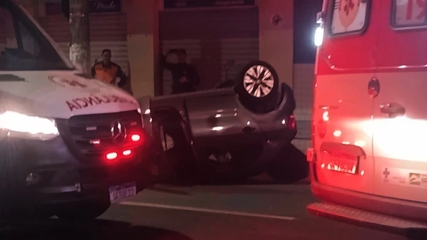 Condutor de 28 anos precisou ser retirado das ferragens do veículo pelo Corpo de Bombeiros