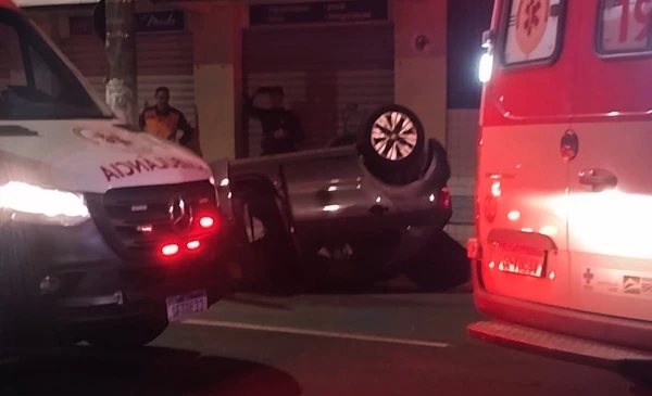 Veículo ficou atravessado na avenida após o capotamento