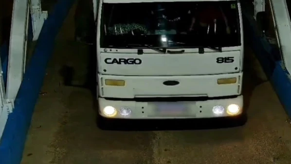 Câmeras de videomonitoramento mostraram irregularidade. A passagem de veículos pesados pela Ponte Agostinho Galdino Breda, conhecida como Ponte do Irajá, é proibida devido ao risco para a estrutura