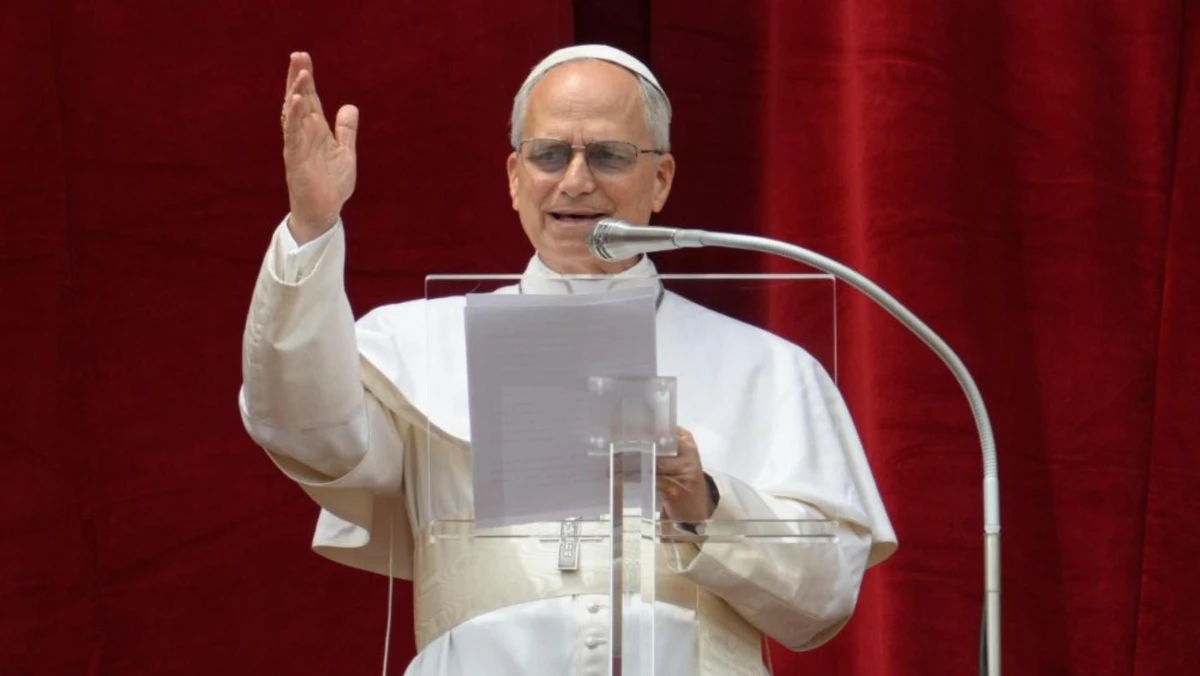 Papa Leão XIV na Praça São Pedro neste domingo (11)