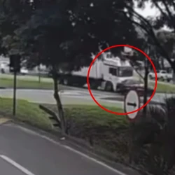Câmera registrou o momento em que o carro tenta cruzar a pista em um trevo e acaba acertado pelo caminhão que trafegava na rodovia federal; assista