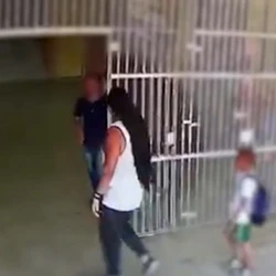Caso aconteceu em fevereiro deste ano e o homem de 31 anos é investigado por tentativa de homicídio qualificado e ameaça, segundo a Polícia Civil; ele está foragido